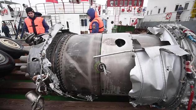 Rescuers look at fragments of the engine and the landing gear of the crashed Tu-154 military plane outside Sochi, in the Black Sea. (AFP photo) Rescuers look at fragments of the engine and the landing gear of the crashed Tu-154 military plane outside Sochi, in the Black Sea. (AFP photo)