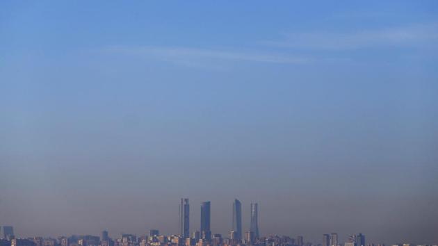 A layer of smog covers the four towers which mark Madrid's skyline in Spain.(AP photo)