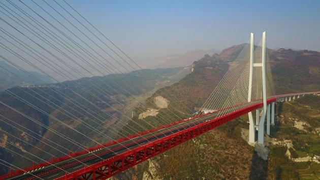 This picture taken on December 28, 2016 shows the Beipanjiang Bridge, near Bijie in southwest China's Guizhou province. The world's highest bridge has opened to traffic in China, connecting two southwestern provinces and reducing travel time by three quarters, local authorities said on December 30.(AFP)