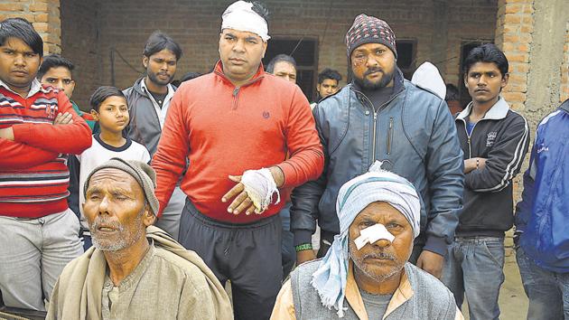 The men pelted stones, bricks and broke cars of the other group. Police personnel have been deployed (Sakib Ali/HT Photo) The men pelted stones, bricks and broke cars of the other group. Police personnel have been deployed (Sakib Ali/HT Photo)