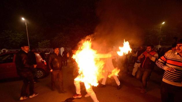 A Samajwadi Party supporter tries self-immolation outside CM Akhilesh Yadav's residence in Lucknow on Friday.(PTI)