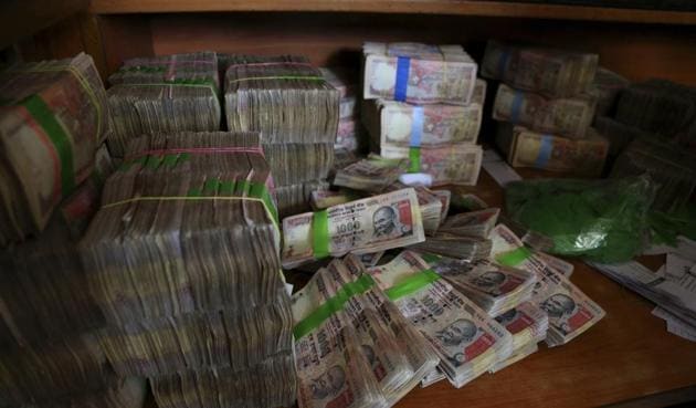 Discontinued Indian currency notes of Rs 1,000 seen after they were deposited by people at a bank in Bangalore.(AP)