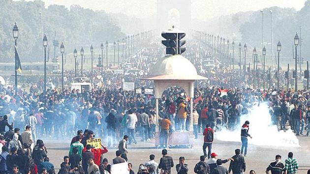 This file photo from December 2012 shows protestors near India Gate in New Delhi following the gangrape and murder of paramedical student.(Mohd Zakir/Hindustan Times)