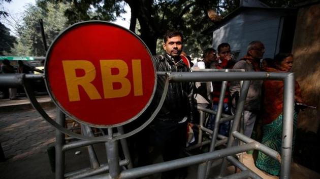 People queue up outside the Reserve Bank of India (RBI) to exchange their old banknotes, in New Delhi on December 30.(Reuters)