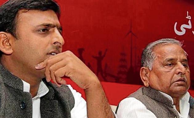 oung workers are rallying behind Akhilesh, while older party members support Mulayam.(HT File)