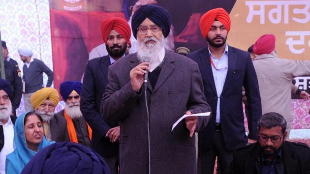 Punjab chief minister Parkash Singh Badal during a sangat darshan at Shutrana town in Patiala on Thursday.(Bharat Bhushan/HT Photo) Punjab chief minister Parkash Singh Badal during a sangat darshan at Shutrana town in Patiala on Thursday.(Bharat Bhushan/HT Photo)