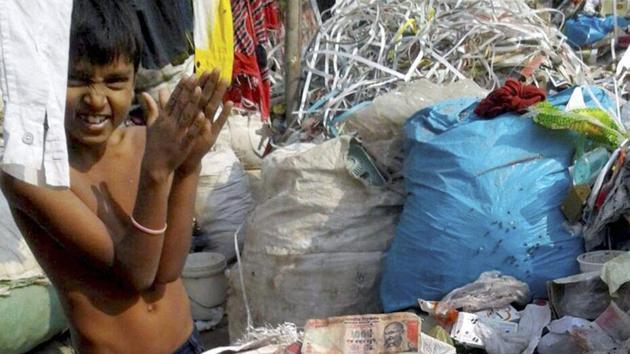 A boy drying up demonetised Rs 1000 notes recovered from a drain near Badshahnagar in Lucknow.(PTI) A boy drying up demonetised Rs 1000 notes recovered from a drain near Badshahnagar in Lucknow.(PTI)