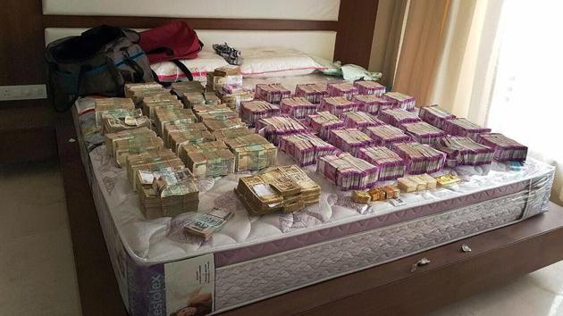Rs 4.7 crore cash in new currency was seized by Income Tax department in Bengaluru along with Rs 100 and demonetised Rs 500 notes. This is the biggest cash seizure of new notes post de-monetisation.(PTI)