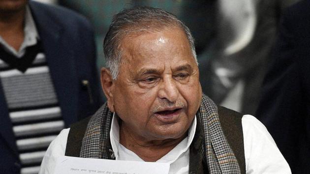 Samajwadi Party supremo Mulayam Singh Yadav issued showcause notice against son and UP chief minister Akhilesh Yadav over indiscipline.(PTI Photo) Samajwadi Party supremo Mulayam Singh Yadav issued showcause notice against son and UP chief minister Akhilesh Yadav over indiscipline.(PTI Photo)