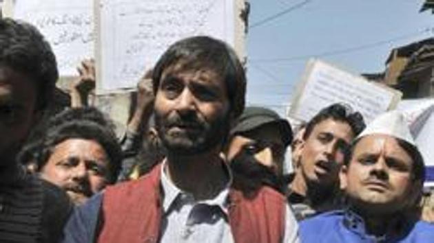 Separatist leader and JKLF chairman Yasin Malik was detained before taking out a protest march in Pulwama on December 30.(HT Photo)