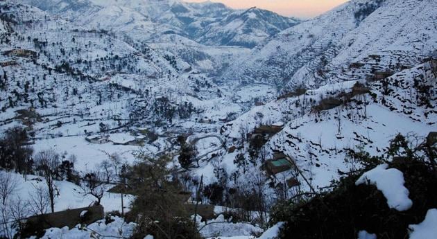 A view of snow-covered upper reaches of Peer Panchal Range as pictured from Poonch in Jammu and Kashmir.(PTI Photo) A view of snow-covered upper reaches of Peer Panchal Range as pictured from Poonch in Jammu and Kashmir.(PTI Photo)