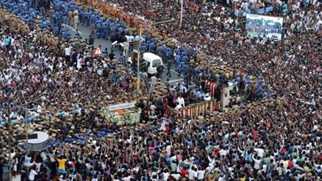Crowds surround the funeral procession of Tamil Nadu's former Chief Minister J Jayalalithaa in Chennai.(Vanne Srinivasulu/Hindustan Times)