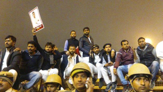 Soon after Akhilesh’s father and party chief, Mulayam Singh Yadav, announced the shock decision, hundreds thronged to the CM’s 5 Kalidas Marg residence. (Pawan Dixit.HT Photo) 