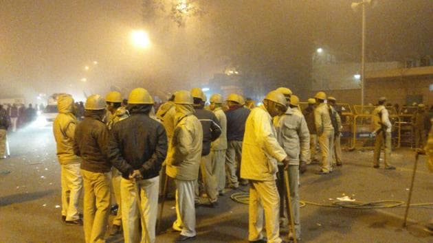 A high alert was sounded across the state in the wake of the ongoing war in the ruling Samajwadi Party (SP). Officials said instructions were sent to all district magistrates and police chiefs following protests. (Pawan Dixit.HT Photo) 