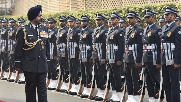 New Air Chief Marshal Birender Singh Dhanoa inspecting the Guard of Honor at Air Force Headquarter before taking command in New Delhi, on December 31, 2016. (Vipin Kumar/HT PHOTO)