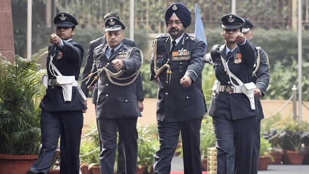 New Air Chief Marshal Birender Singh Dhanoa (second right) arrives to inspect the Guard of Honor at Air Force Headquarter in New Delhi before taking over from Air Chief Marshal Arup Raha on December 31, 2016. (Vipin Kumar/HT PHOTO)