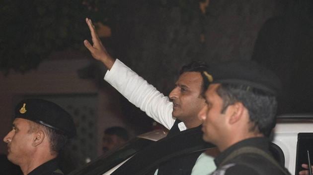 Uttar Pradesh chief minister Akhilesh Yadav leaves his official residence on 5 Kalidas Marg in Lucknow on December 30, 2016, hours after being expelled from the Samajwadi Party by his father and party president Mulayam Singh Yadav.(PTI Photo) Uttar Pradesh chief minister Akhilesh Yadav leaves his official residence on 5 Kalidas Marg in Lucknow on December 30, 2016, hours after being expelled from the Samajwadi Party by his father and party president Mulayam Singh Yadav.(PTI Photo)