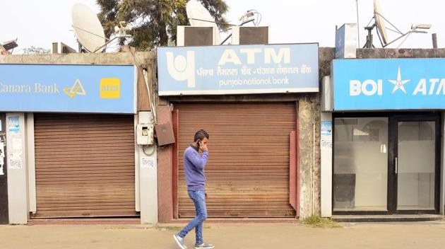 The closed ATMs of Bank of India, Punjab National Bank and Canara Bank at Railway Station on Wednesday.(Sameer Sehgal/HT Photo)