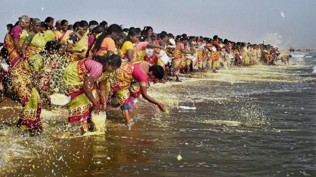 Women pray at Chennai’s Marina beach to commemorate the 12th anniversary of the 2004 Tsunami, on December 26, 2016. The tsunami was one of the worst natural disasters the country witnessed this millennium. (R Senthil Kumar / PTI)