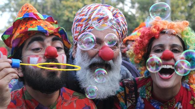 Theatre artists at Sector 17 plaza on the eve of New Year in Chandigarh on Saturday. (Anil Dayal/HT)