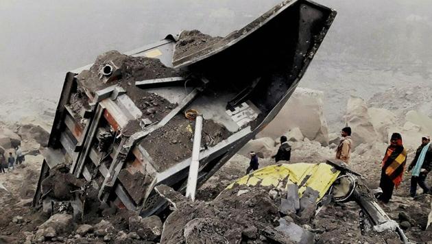 People gather near a collapsed coal mine in Godda, Jharkhand, where several workers were trapped on December 29, 2016. (PTI)