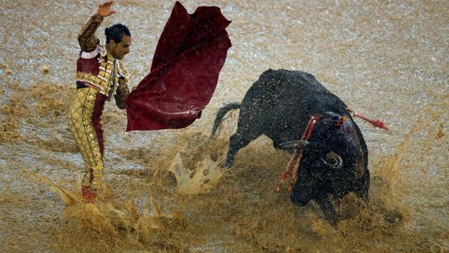 Bolivar performs a pass. (Jaime Saldarriaga/ REUTERS)
