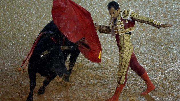Bolivar performs a pass. (Jaime Saldarriaga/ REUTERS)