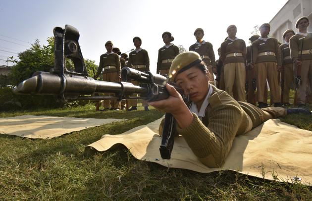 Delhi Police cadets from northeast undergo arms training. Until last year, there were only 37 men and women from the Northeast in Delhi’s 80,000-strong police force. (Raj K Raj/HT PHOTO)