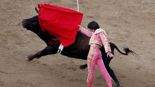 Castella performs a pass. (Jaime Saldarriaga / REUTERS)