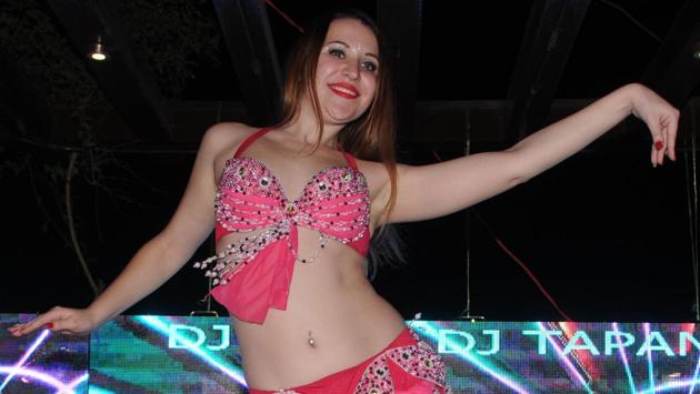 A belly dancer performing on the eve of New Year in Jalandhar. (Pardeep Pandit/HT )