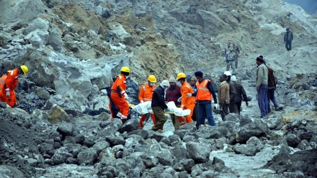 National Disaster Response Force (NDRF) personnel rescue several workers trapped under the debris of coal mines that collapsed in Paharia Bhodaye area of Godda district in Jharkhand, on December 31, 2016.(Bijay Kumar / HT Photo) National Disaster Response Force (NDRF) personnel rescue several workers trapped under the debris of coal mines that collapsed in Paharia Bhodaye area of Godda district in Jharkhand, on December 31, 2016.(Bijay Kumar / HT Photo)