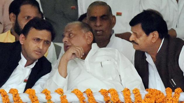 Sources told Hindustan Times Akhilesh Yadav (left) dropped at least a dozen sitting MLAs and leaders close to Shivpal Yadav (right) – who he has had several run-ins in the last six months, with a series of tit-for-tat sackings and expulsions rocking the party.(PTI File Photo)
