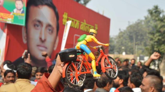 Supporters near Samajwadi party office in Lucknow on Saturday.(Deepak Gupta/HT file photo)