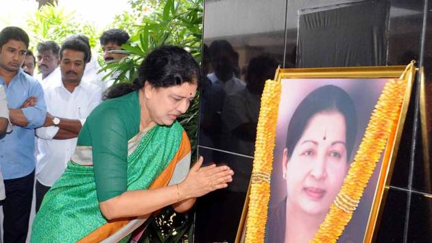 Sasikala Natarajan paying tributes to Jayalalithaa in Chennai.(V. Srinivasulu/HT file photo)