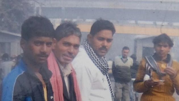 Sompal (extreme left) was detained on December 28 from outside Azadpur Mandi by two policemen after he entered into an argument with another vendor. (HT Photo) Sompal (extreme left) was detained on December 28 from outside Azadpur Mandi by two policemen after he entered into an argument with another vendor. (HT Photo)
