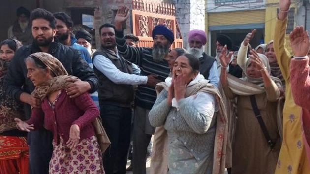 Family members of the Ravinder Singh, protesting against police in Tarn Taran on Saturday. (HT Photo) Family members of the Ravinder Singh, protesting against police in Tarn Taran on Saturday. (HT Photo)