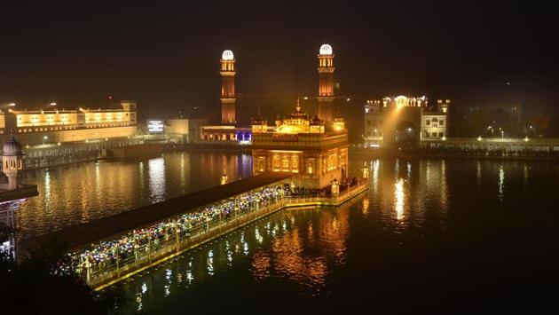 Thousands of devotees pay their obeisance at Golden Temple on Sunday.  (Sameer Sehgal/Hindustan Times) 
