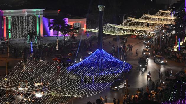 People gather in large numbers to celebrate the New Year’s eve at Hiranandani Powai in Mumbai. (Prashant Waydande/ Hindustan Times) 