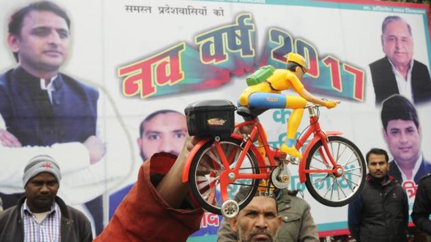 Samajwadi party supporters holding the a toy bicycle which is the party symbol, outside Mulayam Singh's residence in Lucknow, on January 1.(HT Photo)