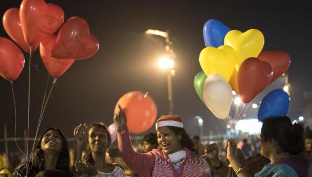 Women in a cheerful mood at JUHU chowpatty in Mumbai on the New Year’s Eve. (Vaali Bate/HT PHOTO) 