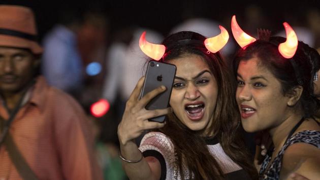 Mumbai revellers enjoy the December 31 night at Juhu chowpatty. (Vaali Bate/HT PHOTO) 