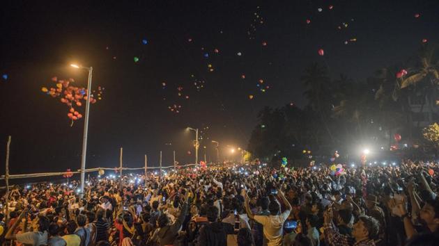 Revellers user in the new year, at JUHU chowpatty in Mumbai.  (Vaali Bate/HT PHOTO) 