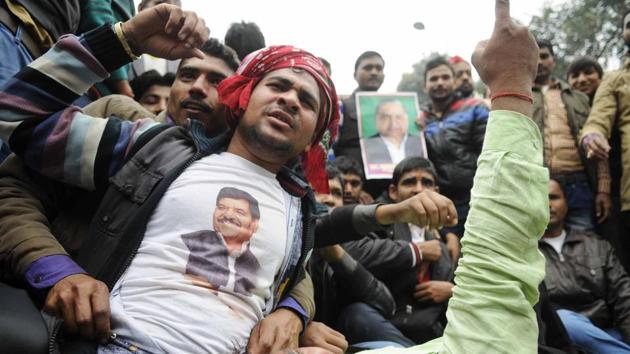 Shivpal supporters get protest outside Mulayam’s residence in Lucknow. (Deepak Gupta/HT Photo)