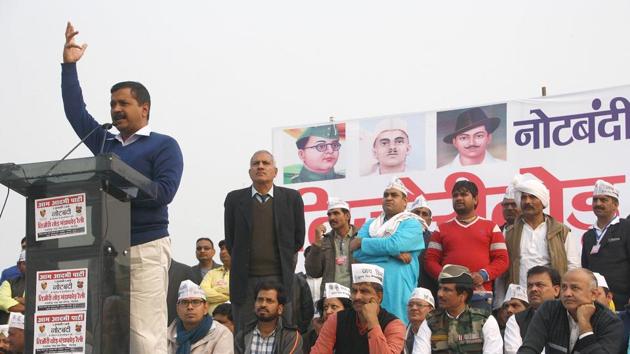 AAP chief Arvind Kejriwal addresses a rally in Rohtak on Sunday.(Manoj Dhaka/HT Photo)