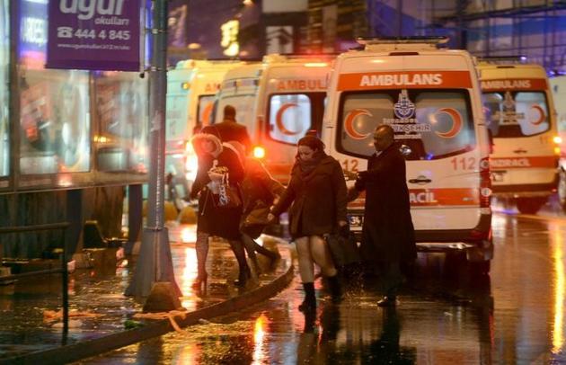 People run away from a nightclub where a gun attack took place during a New Year party in Istanbul. (Reuters photo) People run away from a nightclub where a gun attack took place during a New Year party in Istanbul. (Reuters photo)