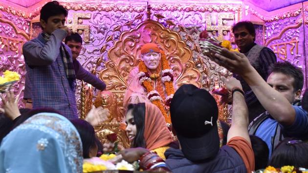 Heavy Sunday rush of devotees at the Sai Baba temple at Lodhi road in New Delhi.  (Arvind Yadav/HT PHOTO) 