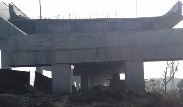 A 30-year-old motorcyclist plunged to his death early Monday morning from an under-construction flyover from where barricades had been removed. (HT Photo) A 30-year-old motorcyclist plunged to his death early Monday morning from an under-construction flyover from where barricades had been removed. (HT Photo)