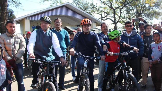 Darjeeling police super Amit P Javalgi (in half sleeve jacket) and district magistrate Anurag Srivastava led the rally of 25 mountain cyclists from Chowrasta on Sunday. (HT Photo) Darjeeling police super Amit P Javalgi (in half sleeve jacket) and district magistrate Anurag Srivastava led the rally of 25 mountain cyclists from Chowrasta on Sunday. (HT Photo)