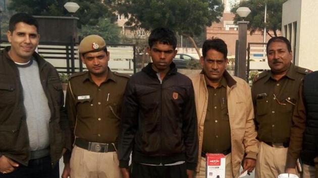 Sandeep Mandal (centre) in police custody. Mandal was part of a gang that used to cheat people by taking their debit/credit card details from them. The gang operates out of jungles of Naxal-infested districts of Latehar, Giridih in Jharkhand. (Handout Photo) Sandeep Mandal (centre) in police custody. Mandal was part of a gang that used to cheat people by taking their debit/credit card details from them. The gang operates out of jungles of Naxal-infested districts of Latehar, Giridih in Jharkhand. (Handout Photo)