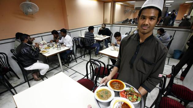 The government said that a dissatisfied customer can get service charge waived off on his food bill as it is discretionary.(Arun Sharma/HT FILE PHOTO)